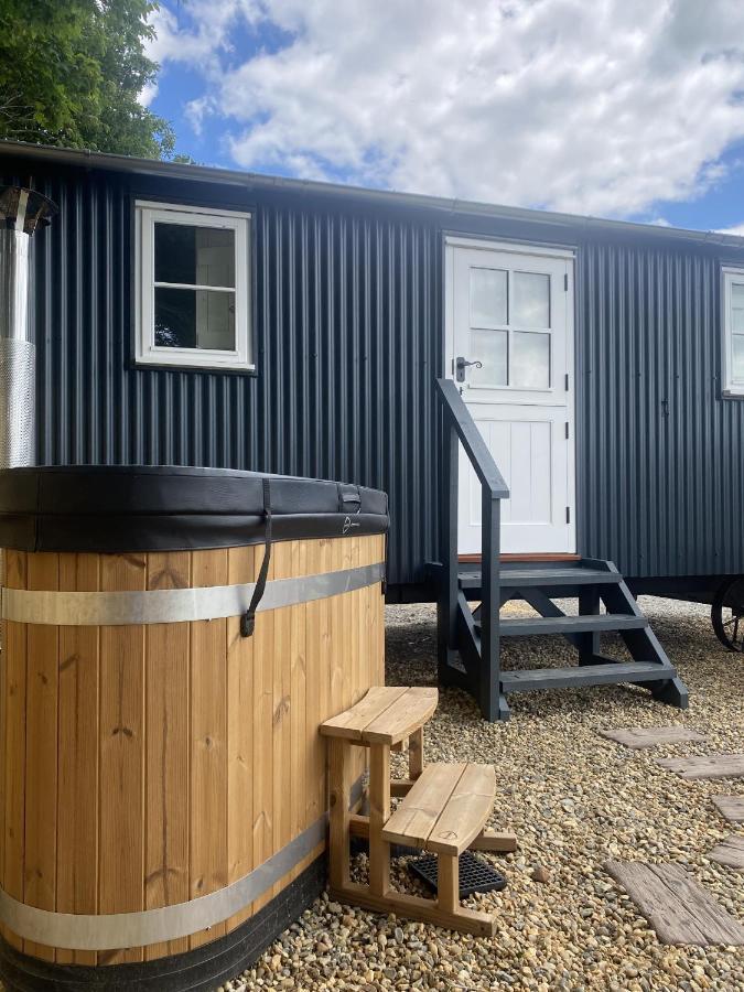 The White Horse Hotel And Luxury Shepherds Huts Eye  Exteriér fotografie